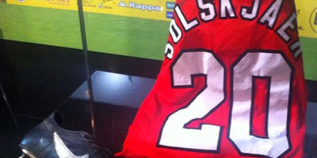 Ejek Bayern, Dortmund Pajang Jersey Solksjaer