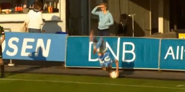 Video: Throw-in Akrobatik Berbuah Gol