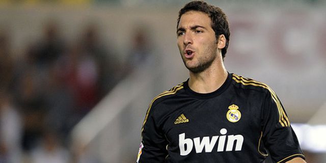 Ngebet Gaet Higuain, Juve Siap Lempar Lichtsteiner