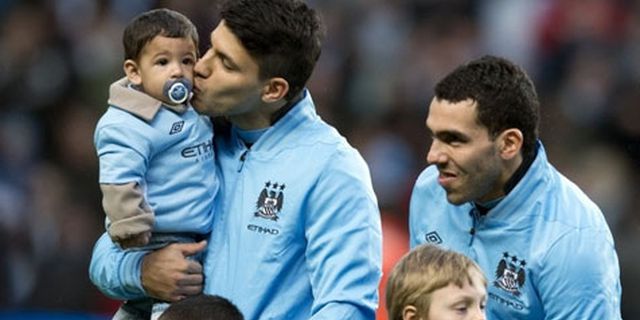 Aguero Desak Tevez Bertahan di City