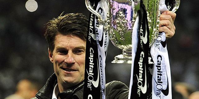 Michael Laudrup Bertahan di Swansea City Michael Laudrup Bertahan di Swansea City