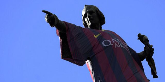 Jersey Raksasa Barcelona di Patung Christopher Columbus 