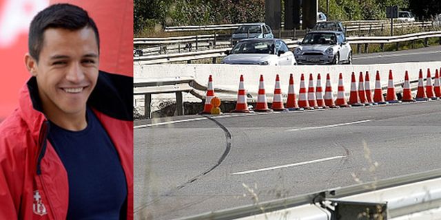 Mobil Alexis Sanchez Ringsek Setelah Tabrakan Mobil Alexis Sanchez Ringsek Setelah Tabrakan