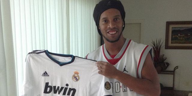 Ronaldinho Bangga Berfoto Dengan Jersey Madrid Pemberian CR7 Ronaldinho Bangga Berfoto Dengan Jersey Madrid Pemberian CR7