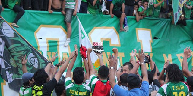 Bonek dan Persebaya Sambut HUT 86 Dengan Pesta Sederhana