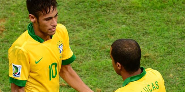 Neymar Jadi Tukang Pangkas Rambut Skuad Brasil