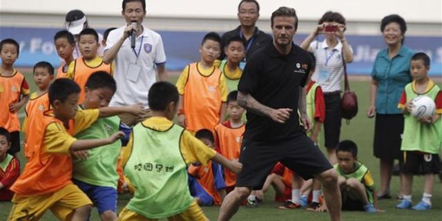 Keisengan Beckham Ketika Bermain Melawan Anak Kecil di China