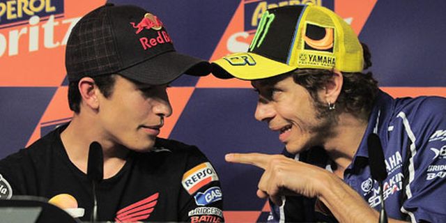 Rossi Undang Marquez Bertarung di Atas Motocross Rossi Undang Marquez Bertarung di Atas Motocross