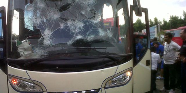 Kaca Bus Dilempar Batu, Perjalanan Persib Terhambat Kaca Bus Dilempar Batu, Perjalanan Persib Terhambat