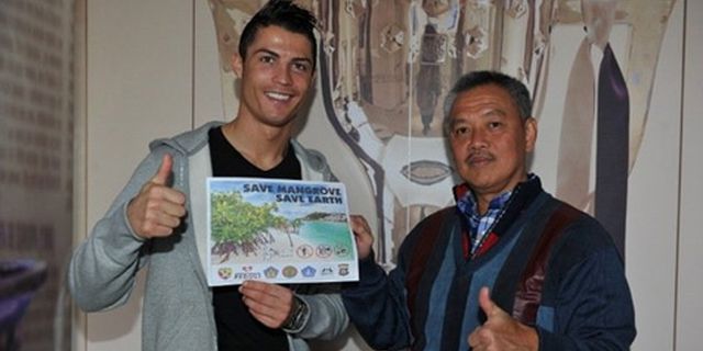 Tiba di Bali, Ronaldo Berduet Dengan SBY Menanam Mangrove