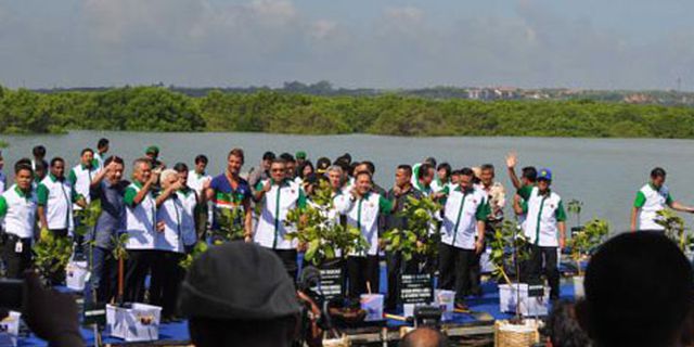 Duet Ronaldo-SBY Tebar Senyum Saat Tanam Mangrove Duet Ronaldo-SBY Tebar Senyum Saat Tanam Mangrove