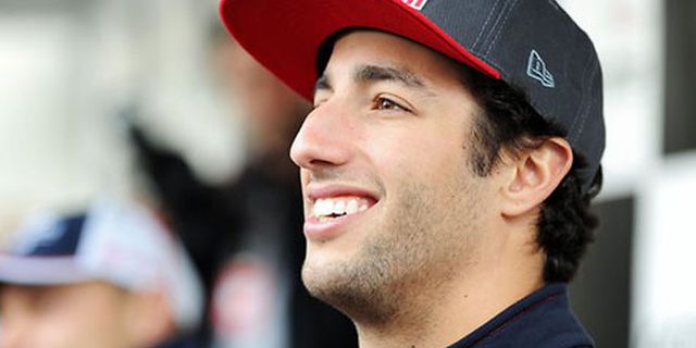 Lintasan Basah, Ricciardo Pimpin Latihan Pertama F1 GP Inggris