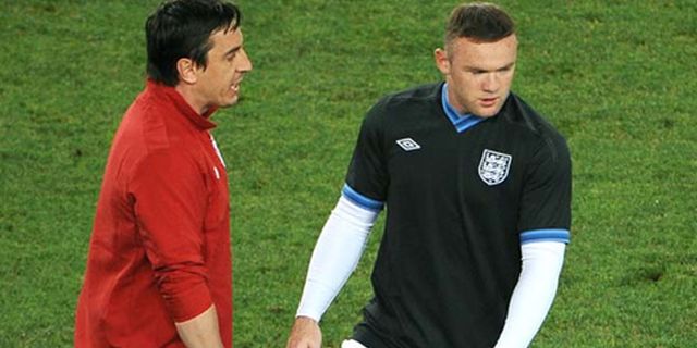 Neville Beri Pertimbangan Bagi Rooney Untuk Bertahan