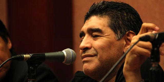 Enjoy di Surabaya, Maradona Siap Beri Coaching Clinic