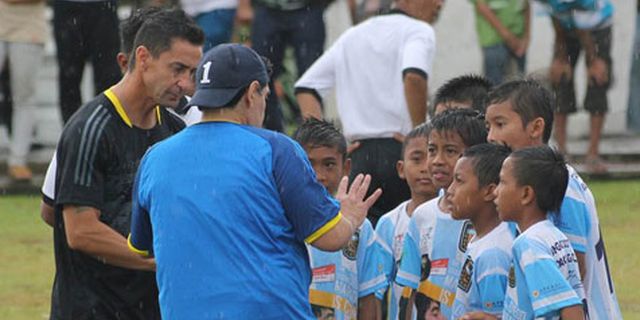 Gerimis Tak Hentikan Coaching Clinic Maradona di Surabaya