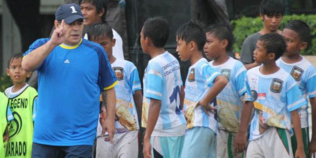 Maradona Bagi Ilmu 'Menipu' Kepada Anak-Anak Surabaya