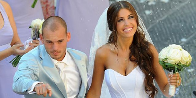 Kemesraan Sneijder dan Sang Istri di Ibiza