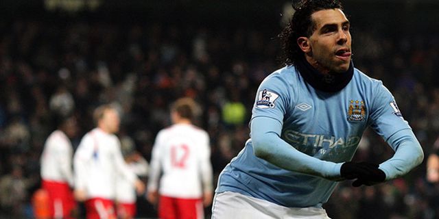 Tarian Lucu Carlos Tevez Bersama Kedua Putrinya