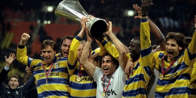 Kenang Memori 1999, Parma Tantang Marseille