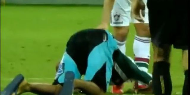 Video: Suporter Masuk Lapangan Untuk Cium Sepatu Pemain