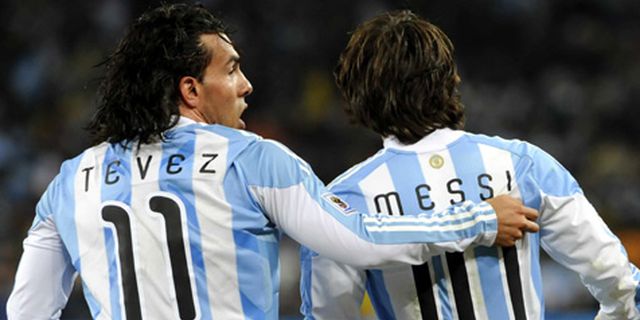 Tevez Bantah Adanya Perselisihan Dengan Messi