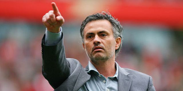 Neville: United Harus Kalahkan Mourinho Sejak Awal