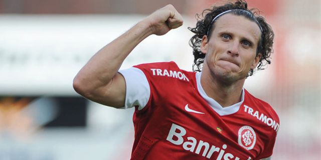 Video: Forlan Cetak Gol Langsung Dari Corner kick Video: Forlan Cetak Gol Langsung Dari Corner kick