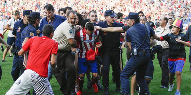 Perkenalan, David Villa Dirubung Pendukung Atletico Madrid