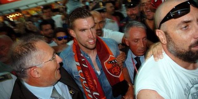 Strootman ke Roma Karena Van Bommel Strootman ke Roma Karena Van Bommel