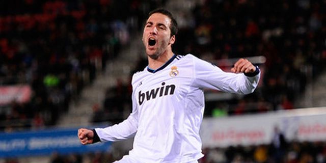 Higuain dan Reina Jalani Tes Medis di Napoli Higuain dan Reina Jalani Tes Medis di Napoli