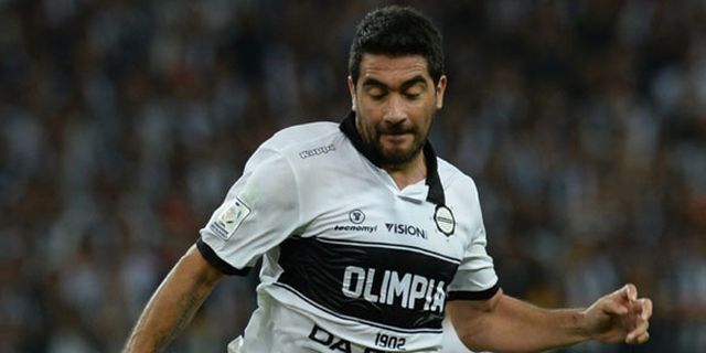 Aksi Jatuh Konyol Penyerang Olimpia Dalam GIF Aksi Jatuh Konyol Penyerang Olimpia Dalam GIF