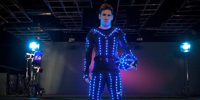 Video: Messi Jadi Tron Dalam Iklan Adidas Video: Messi Jadi Tron Dalam Iklan Adidas