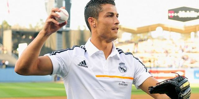 Aksi Ronaldo Juggling Menggunakan Bola Bisbol