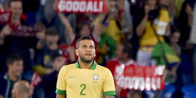 Review: Dani Alves 'Taklukkan' Brasil