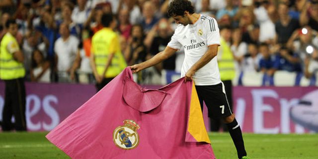 Aksi Raul Jadi Matador di Santiago Bernabeu Aksi Raul Jadi Matador di Santiago Bernabeu