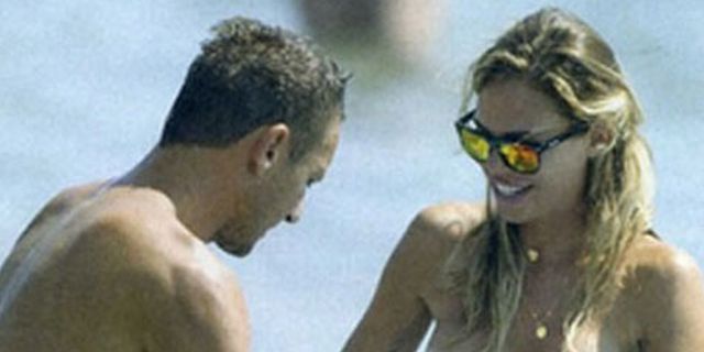 Asyik Bermain di Pantai, Bikini Istri Totti Melorot Asyik Bermain di Pantai, Bikini Istri Totti Melorot