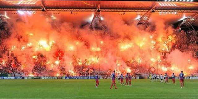 Tak Terima Sanksi UEFA, Fans Polandia 'Bakar' Stadion Tak Terima Sanksi UEFA, Fans Polandia 'Bakar' Stadion