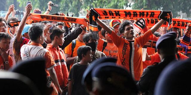 The Jakmania Minta Manajer Persib Banyak Belajar