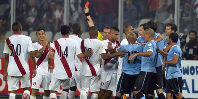 Suarez Buat Wasit Laga Peru-Uruguay Dikecam Habis