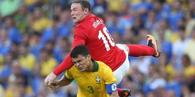 Thiago Silva Tertarik Bermain Satu Tim Dengan Rooney