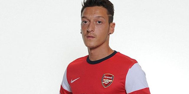 Perez Sebut Ozil Terobsesi Wanita