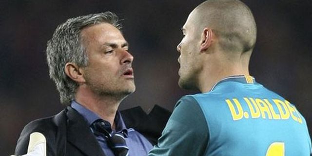 Mourinho Inginkan Valdes di Chelsea?