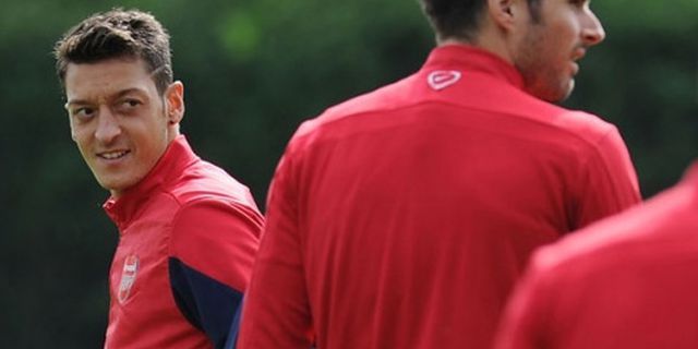 Ozil Anggap Sepakbola Premier League Olahraga Jantan