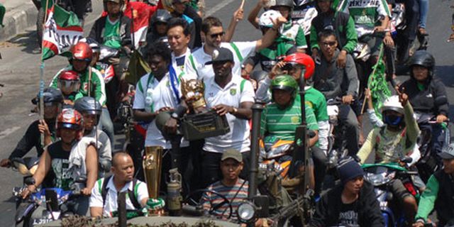 Bonek Arak Persebaya DU Keliling Surabaya