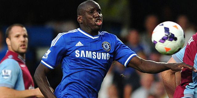 Hampir ke Arsenal, Demba Ba Setia di Chelsea