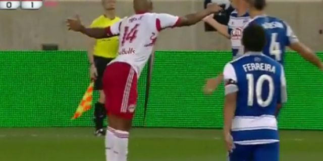 Protes Wasit Sambil Goyang Ala Thierry Henry