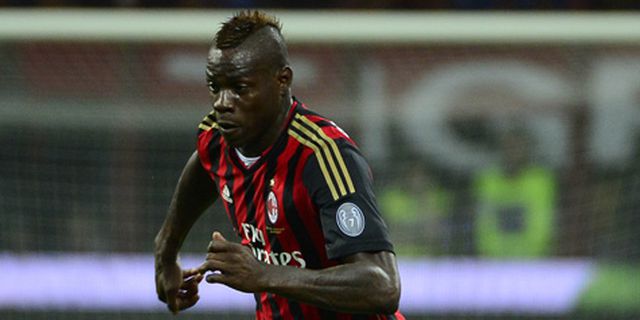De Boer Sebut Balotelli Sama Bahayanya Dengan Messi