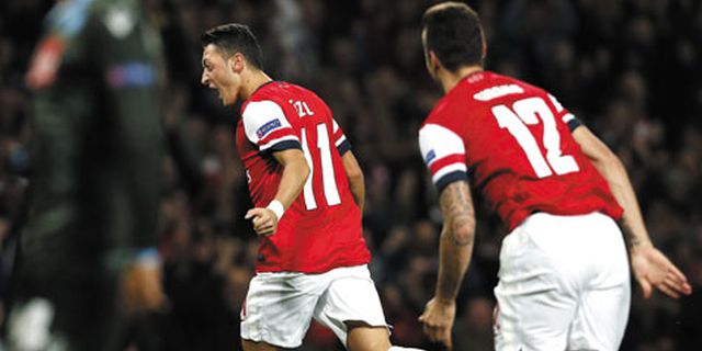 Review: Ozil Ledakkan Napoli di Emirates Stadium Review: Ozil Ledakkan Napoli di Emirates Stadium