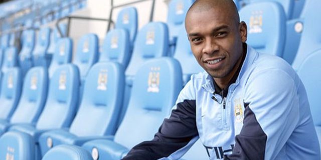 Tak Berbahasa Inggris, Fernandinho Akui Kesulitan di City