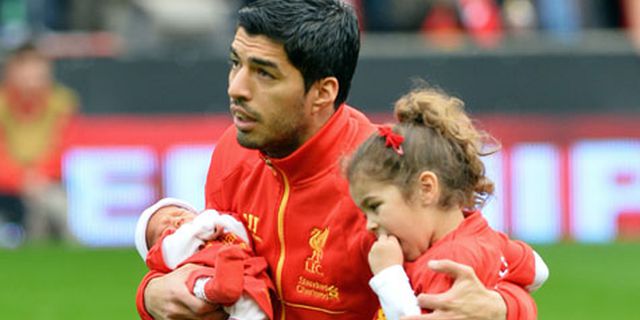 Liverpool Ternyata Larang Suarez Bawa Anak